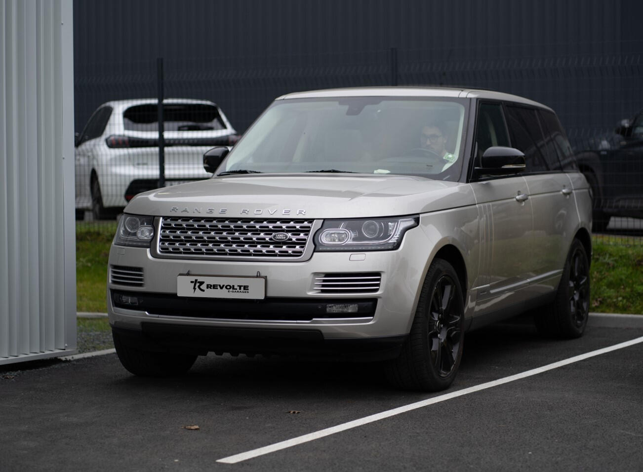 Range Rover hybride sur le parking de Revolte e-garages
